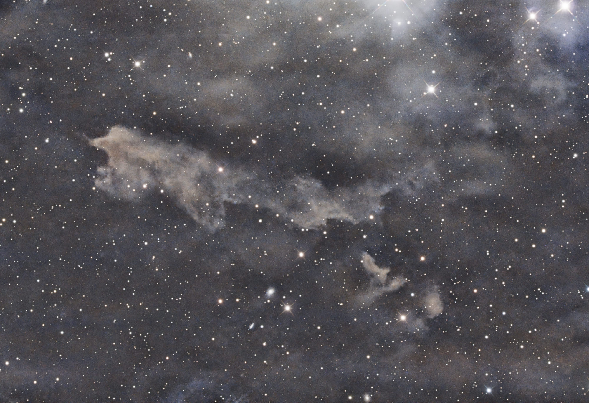 LBN 438 (Lynds‘ Catalogue of Bright Nebulae) im Sternbild Eidechse ist Teil von Lacerta OB1, einer riesigen Sternentstehungsregion. Sie ist etwa 1200 Lichtjahre von der Erde entfernt.